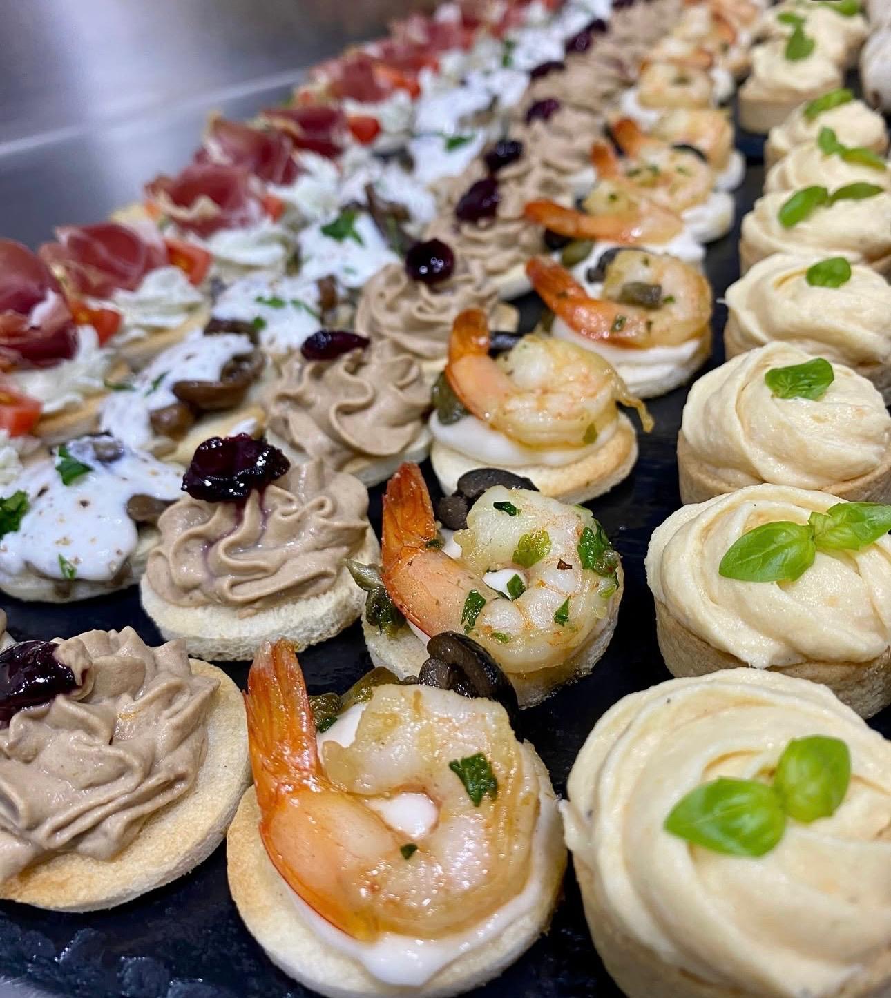 Redovi Fresh Food kanapea spremni za posluženje